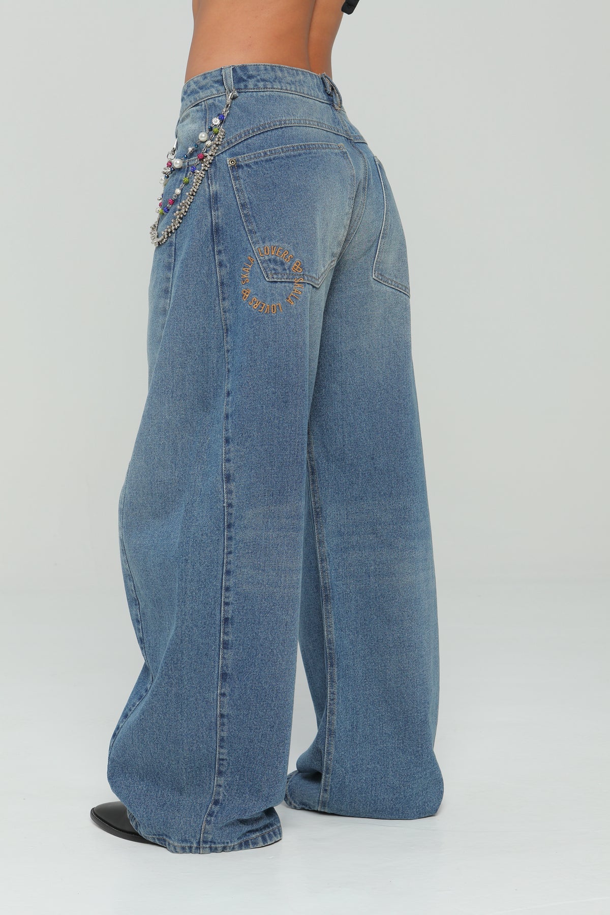 Jeans balloon bordado en bolsillo