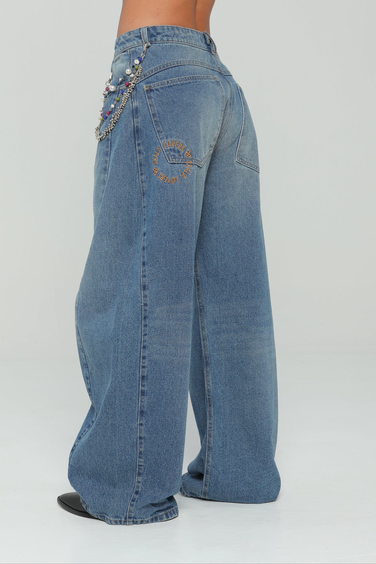 Jeans balloon bordado en bolsillo