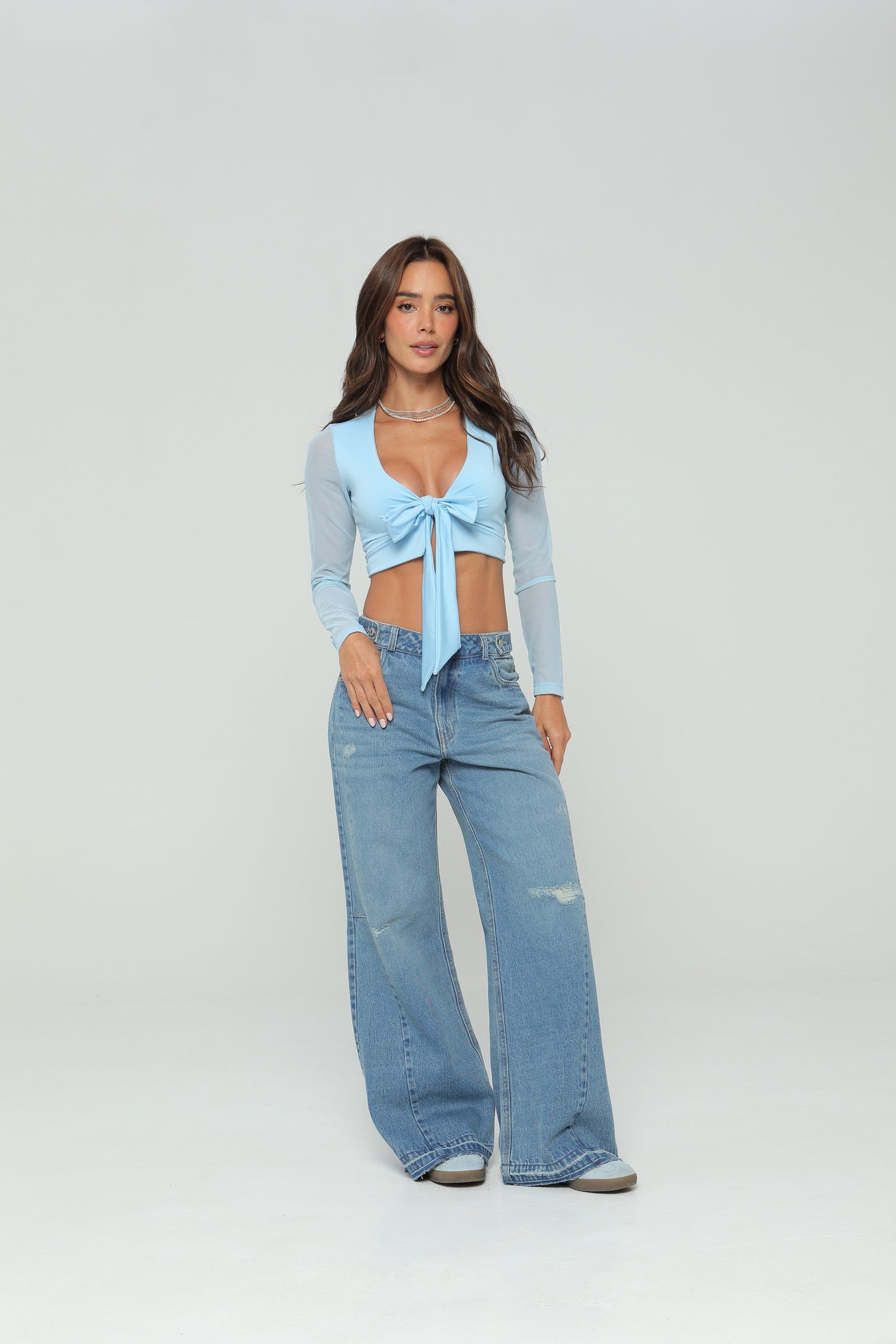 Jeans wide leg con charreteras en cintura
