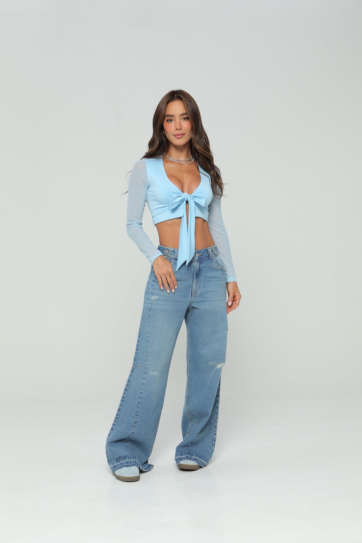Jeans wide leg con charreteras en cintura