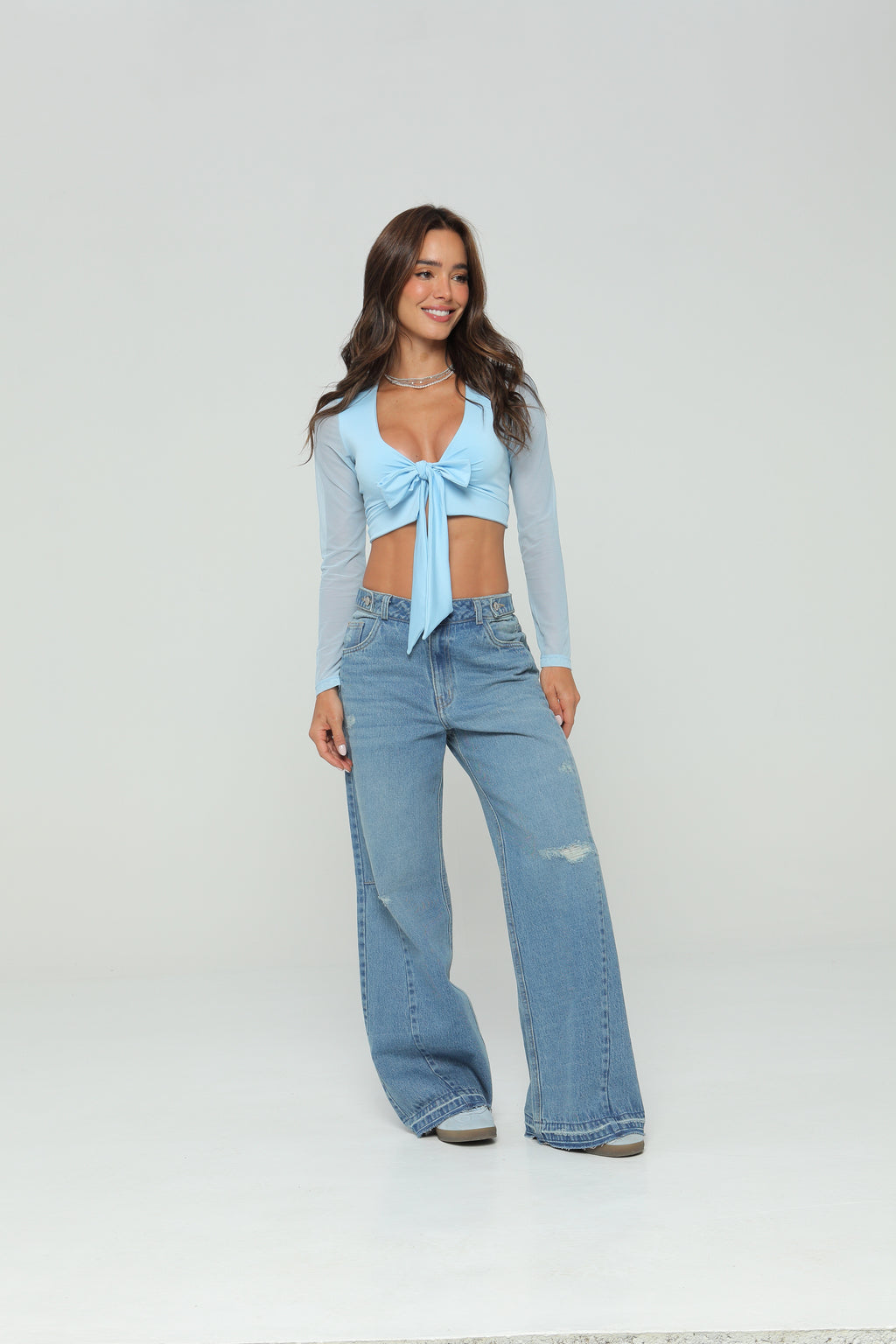Jeans wide leg con charreteras en cintura