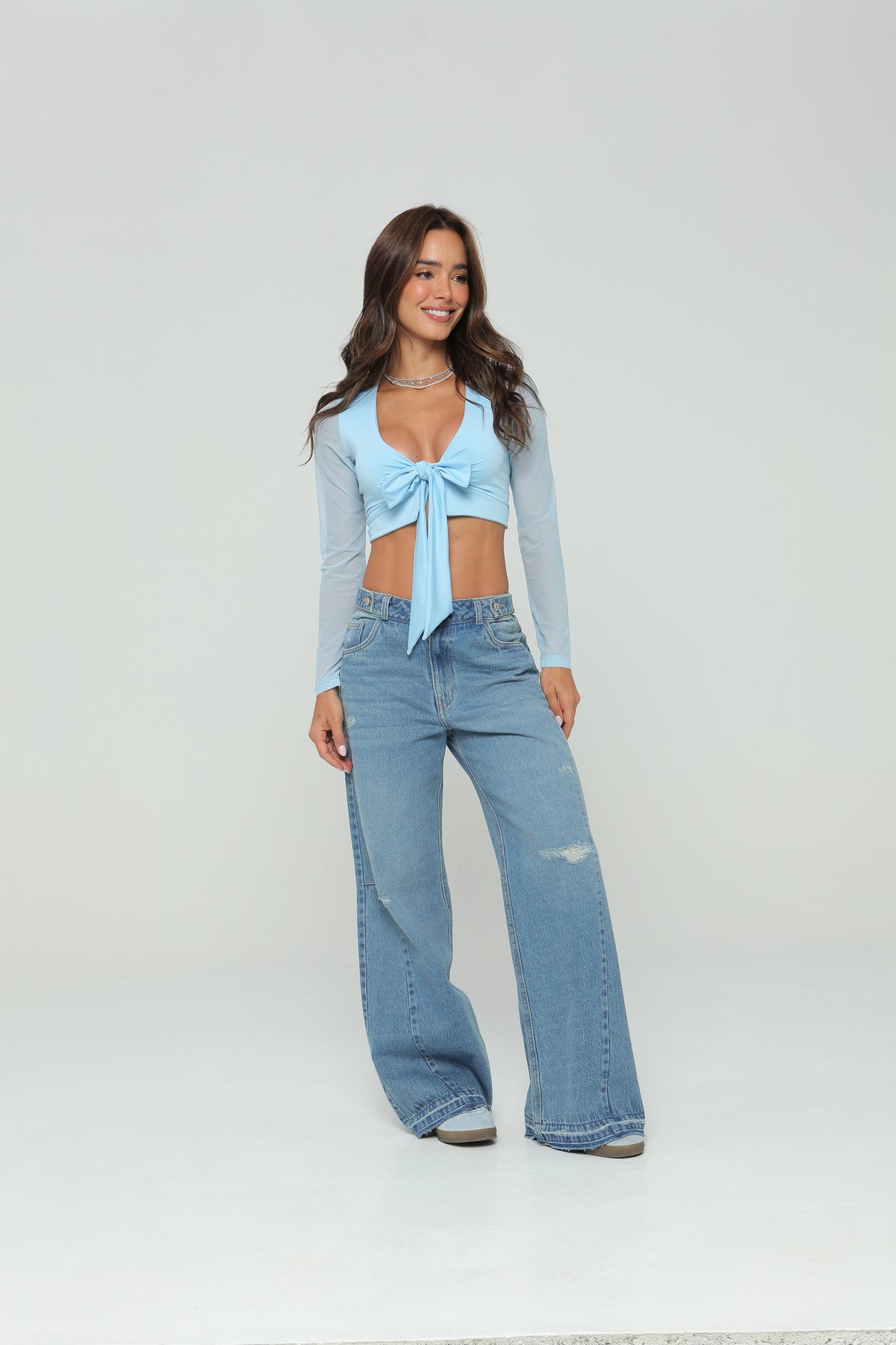 Jeans wide leg con charreteras en cintura