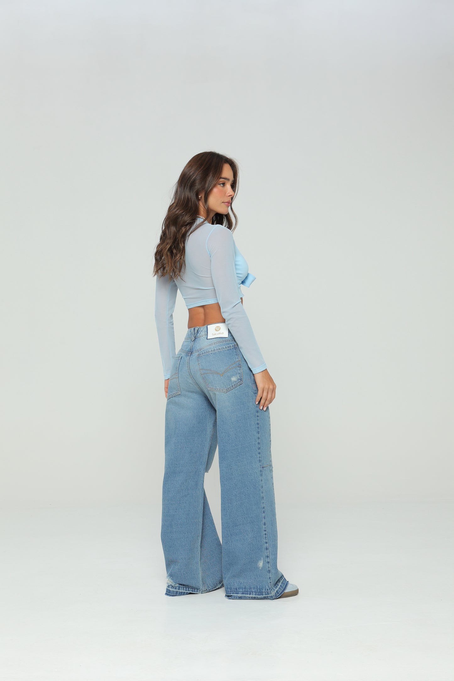 Jeans wide leg con charreteras en cintura