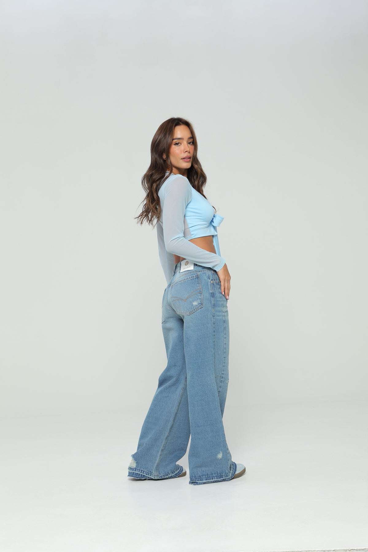 Jeans wide leg con charreteras en cintura
