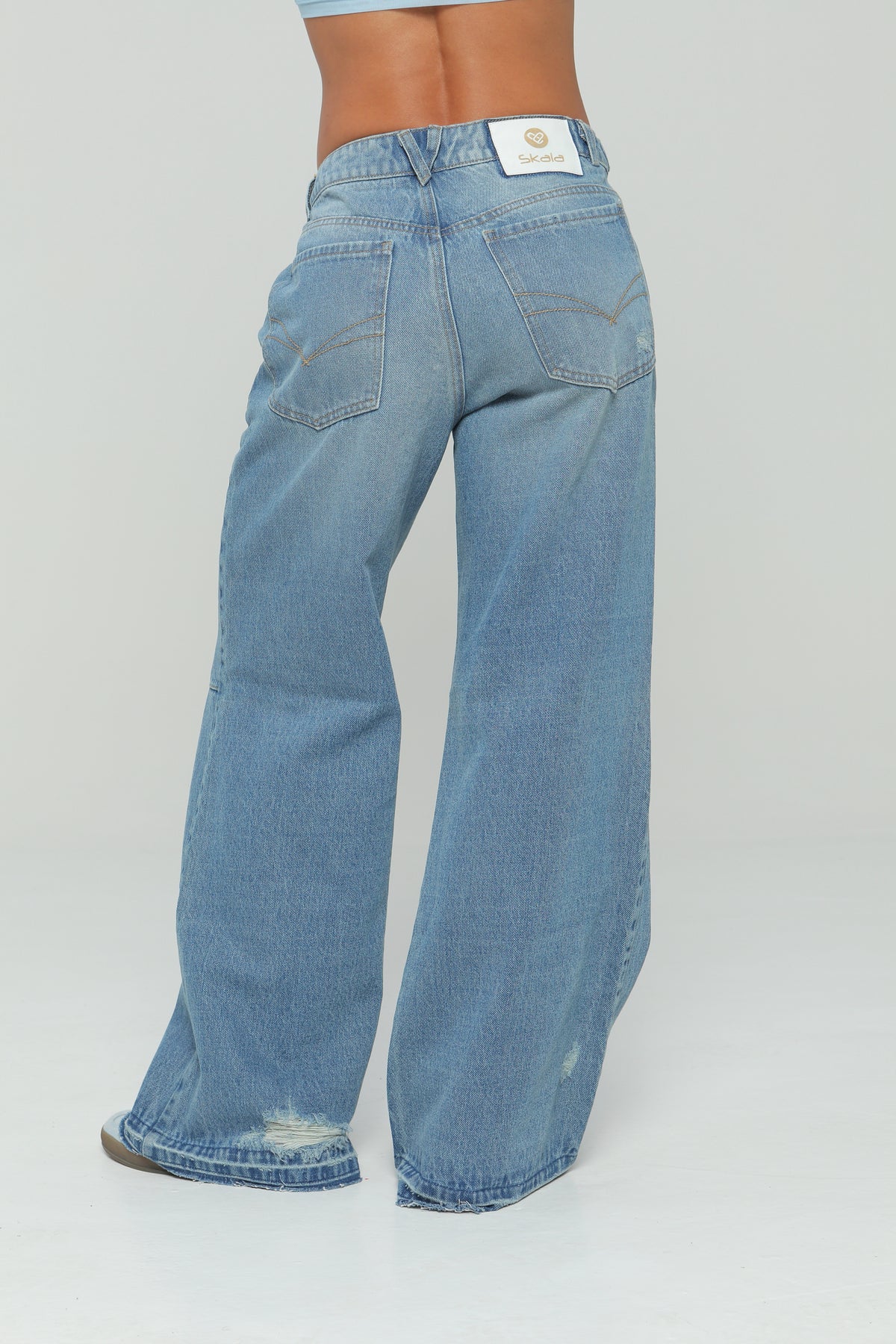 Jeans wide leg con charreteras en cintura