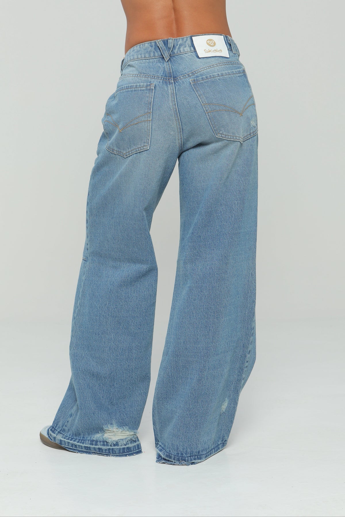 Jeans wide leg con charreteras en cintura