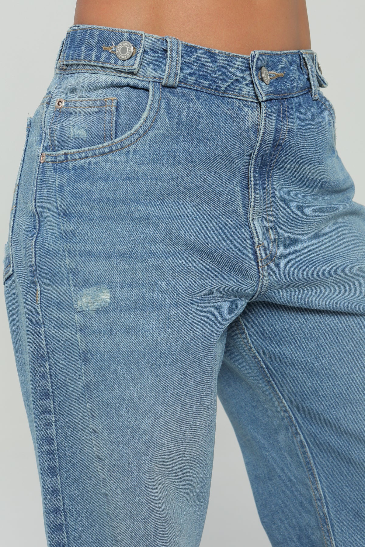 Jeans wide leg con charreteras en cintura