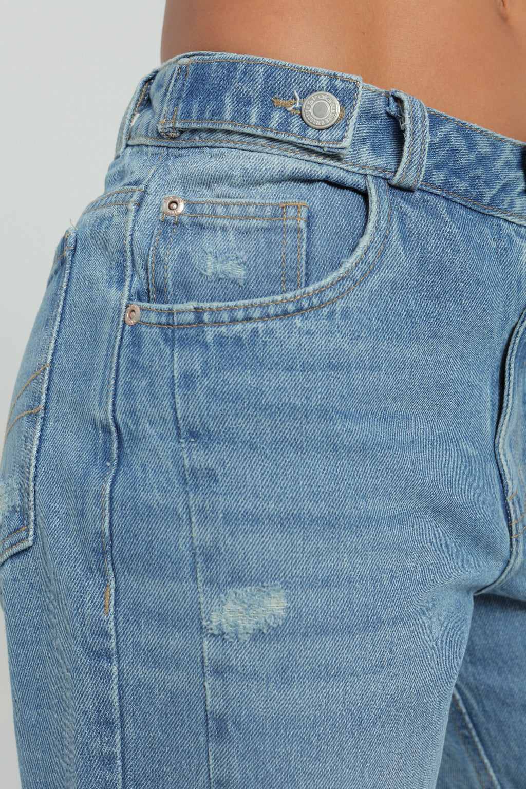 Jeans wide leg con charreteras en cintura