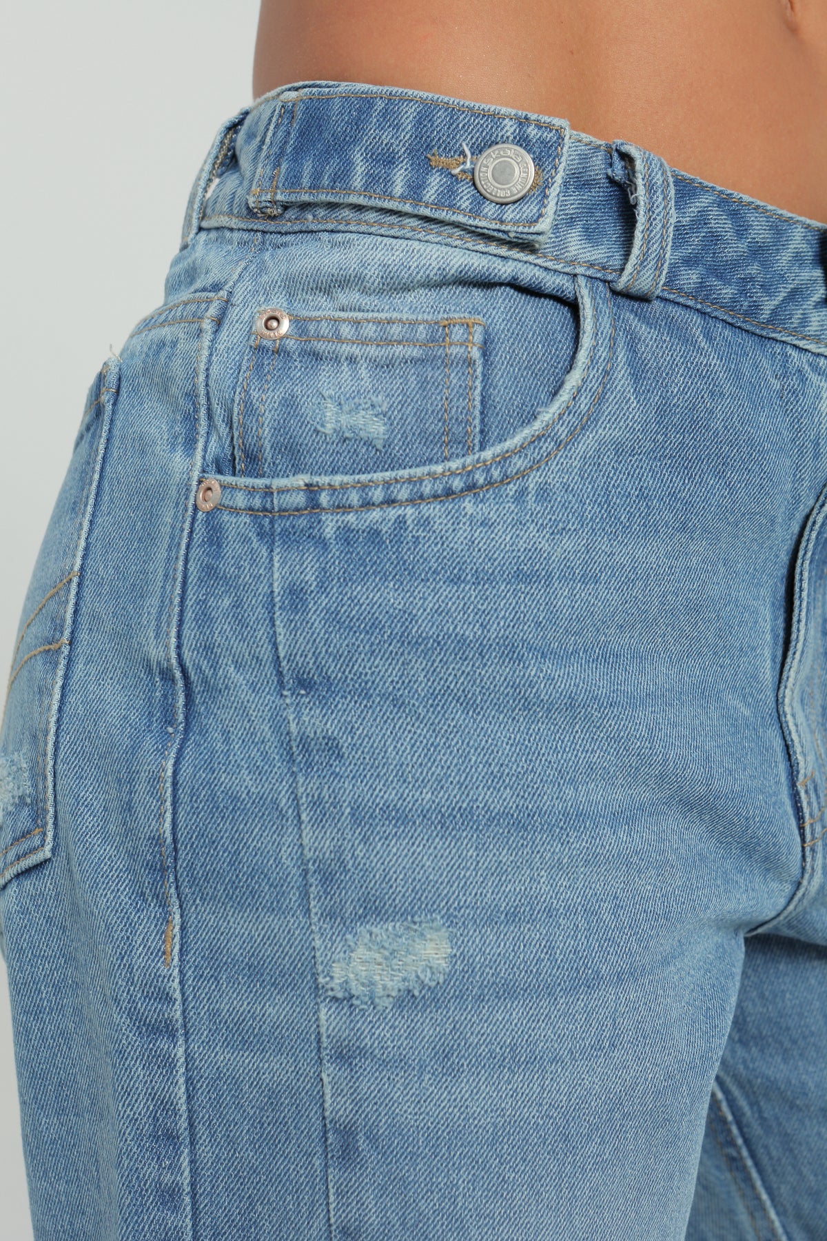 Jeans wide leg con charreteras en cintura