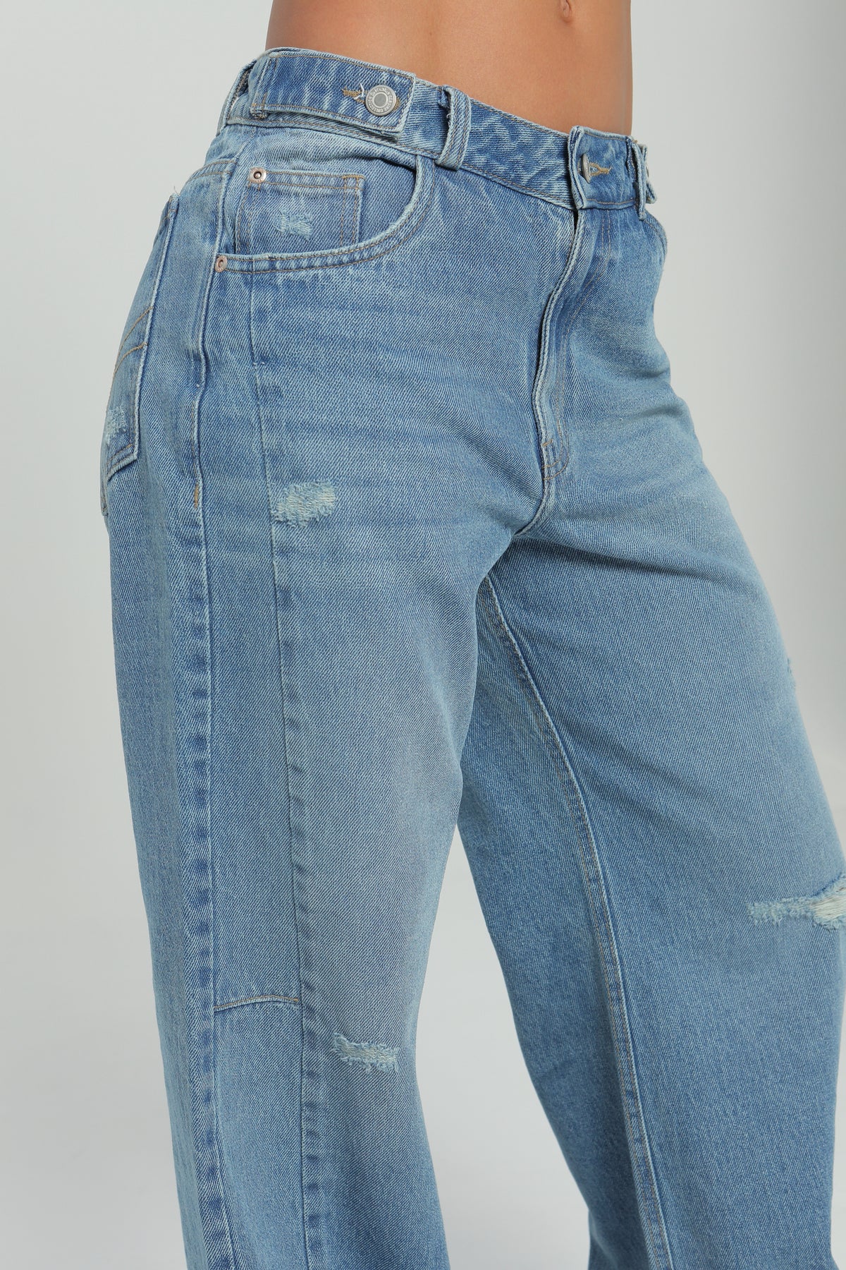 Jeans wide leg con charreteras en cintura