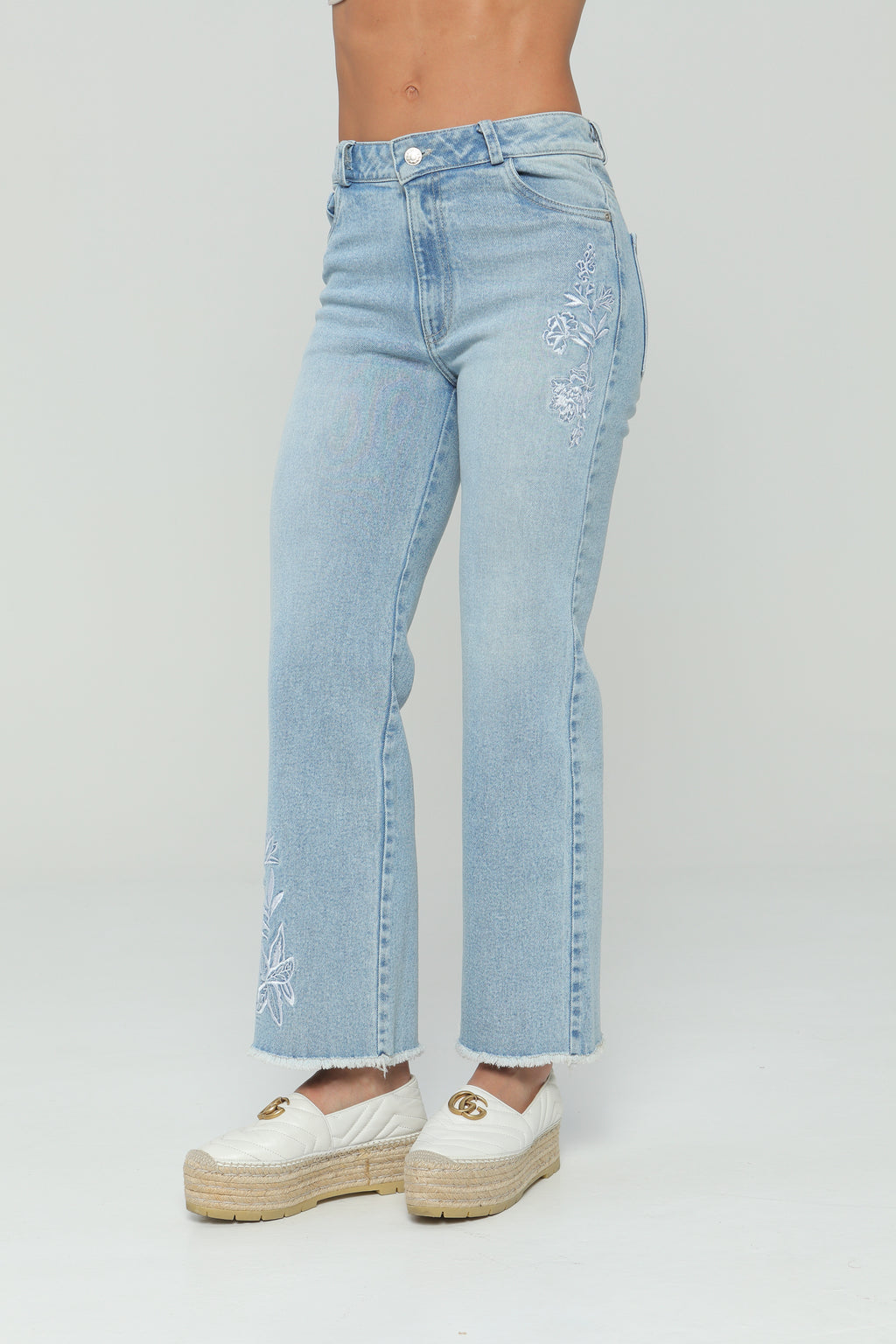 Jeans flare bordado en delantero