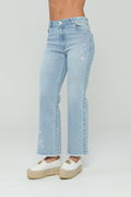 Jeans flare bordado en delantero