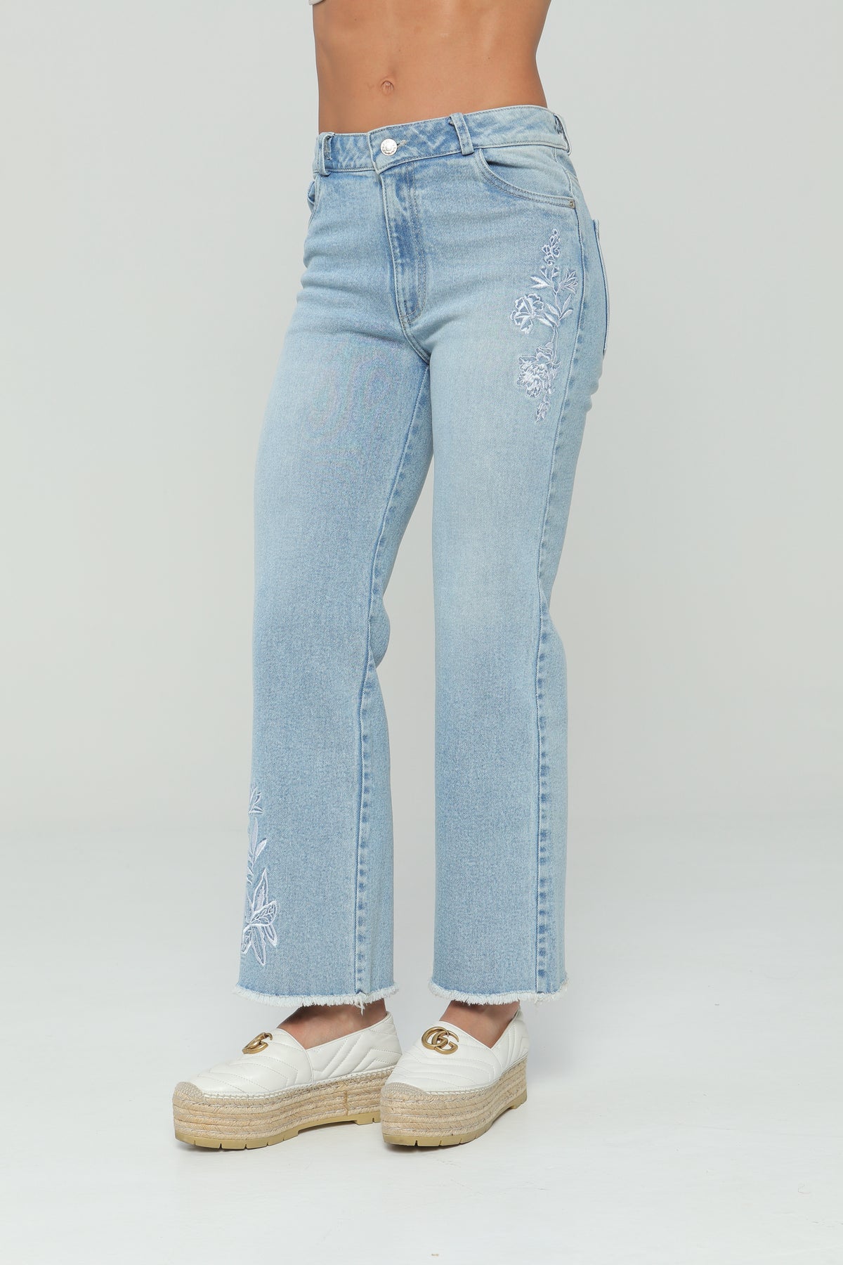 Jeans flare bordado en delantero