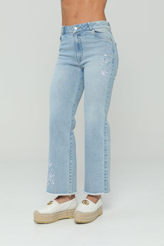 Jeans flare bordado en delantero