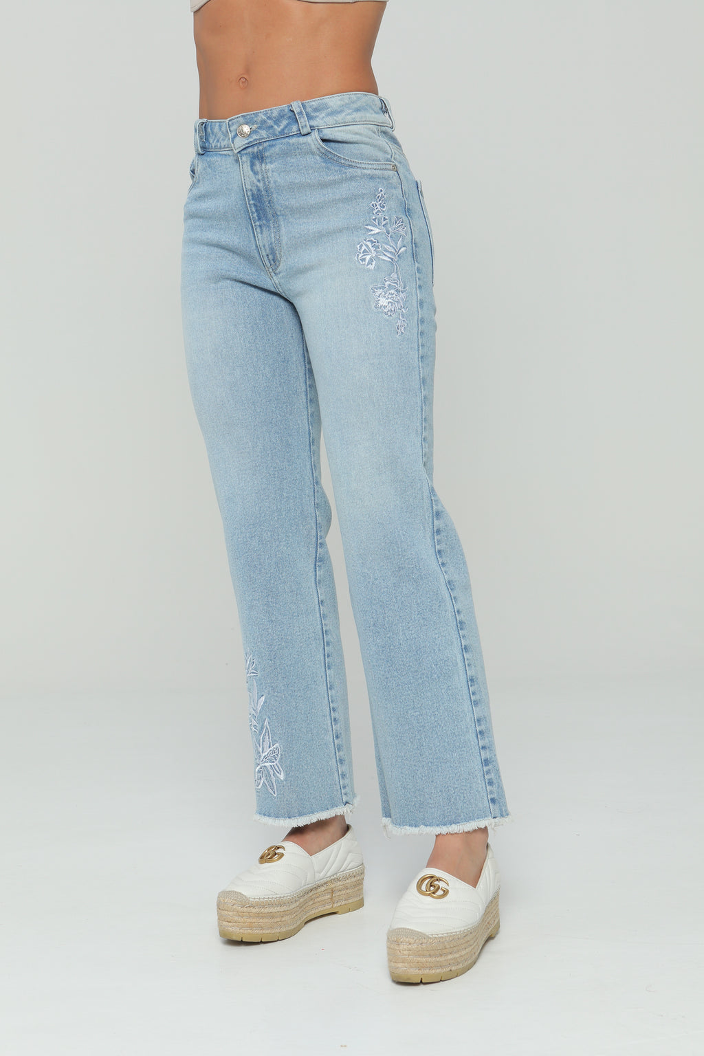 Jeans flare bordado en delantero