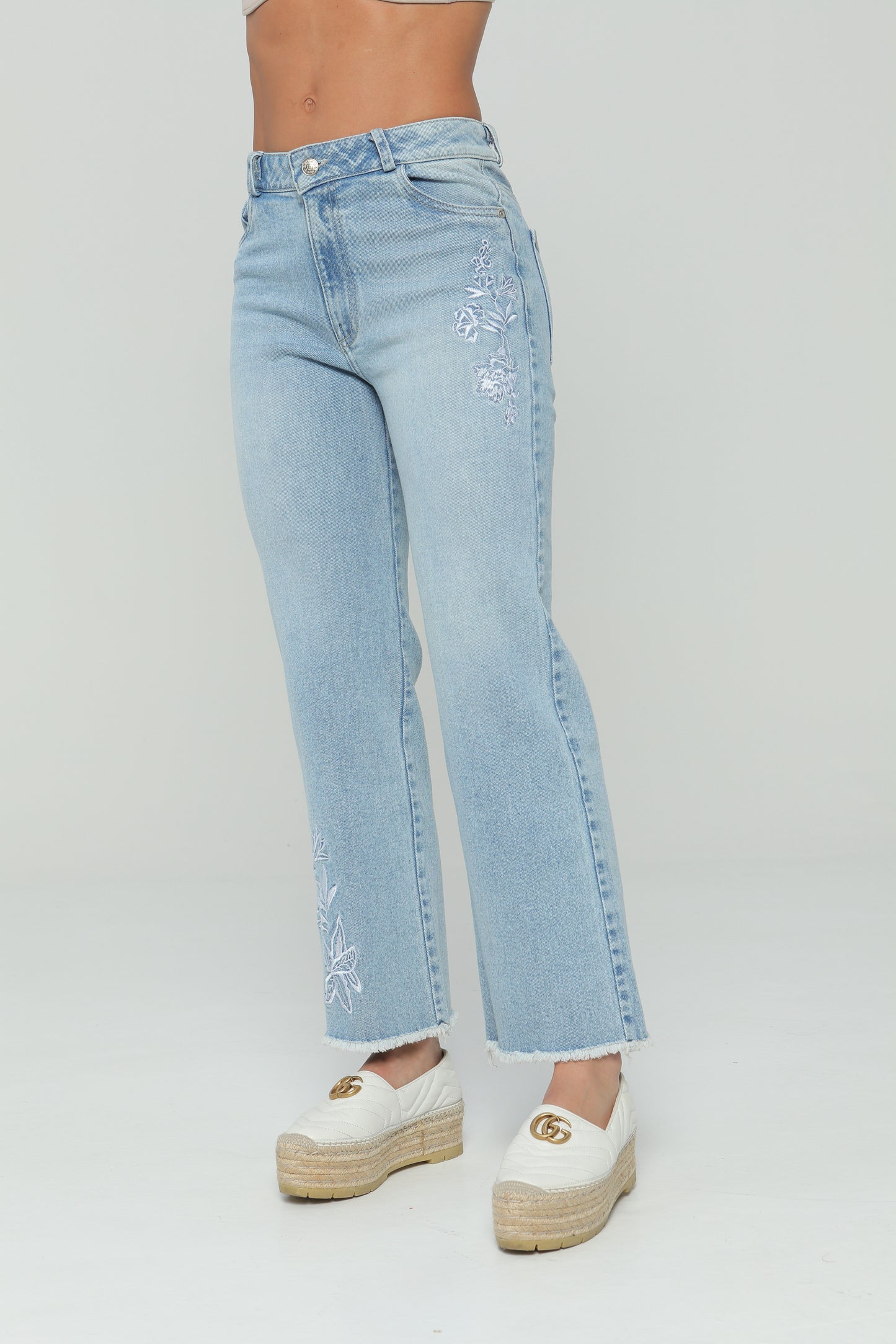 Jeans flare bordado en delantero
