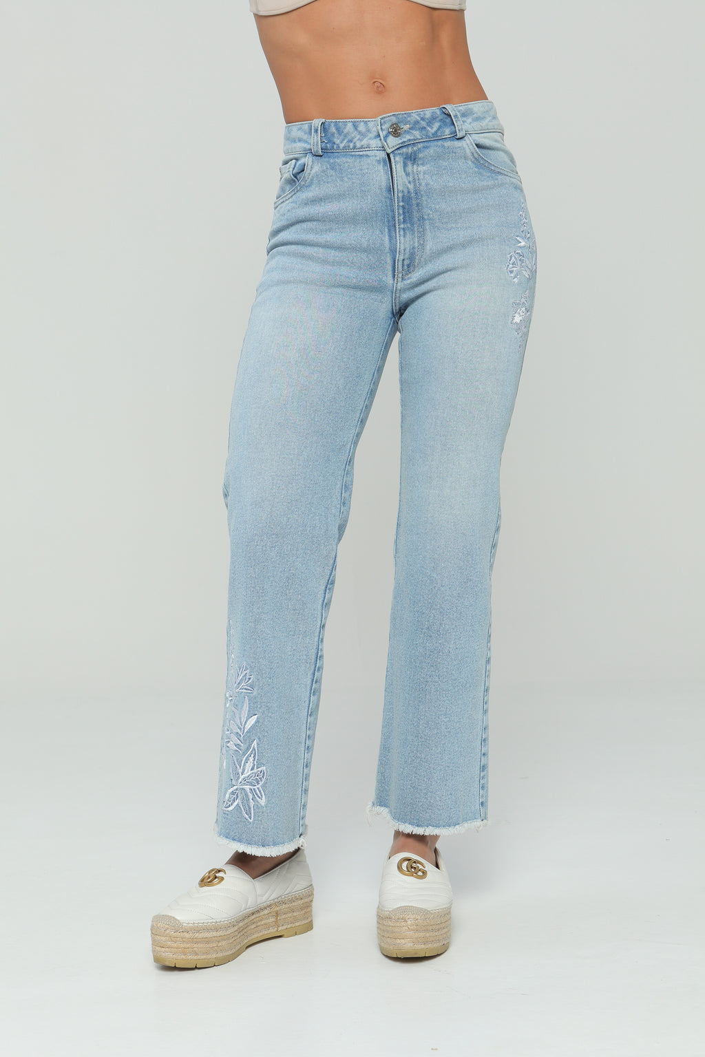 Jeans flare bordado en delantero