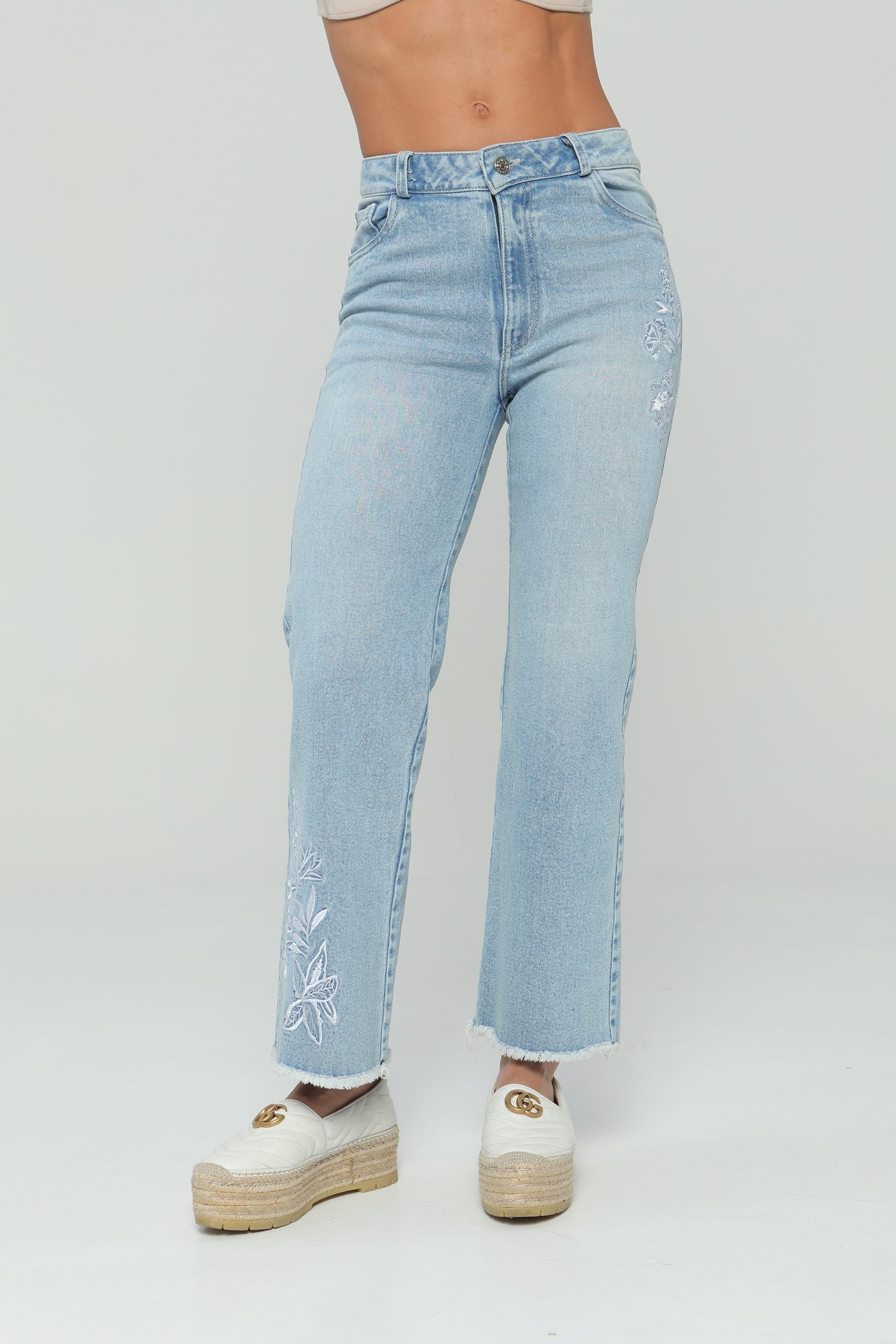 Jeans flare bordado en delantero