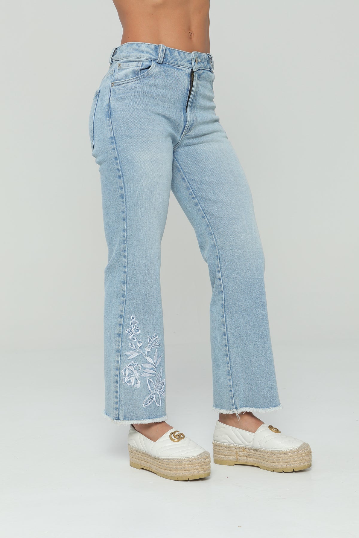 Jeans flare bordado en delantero