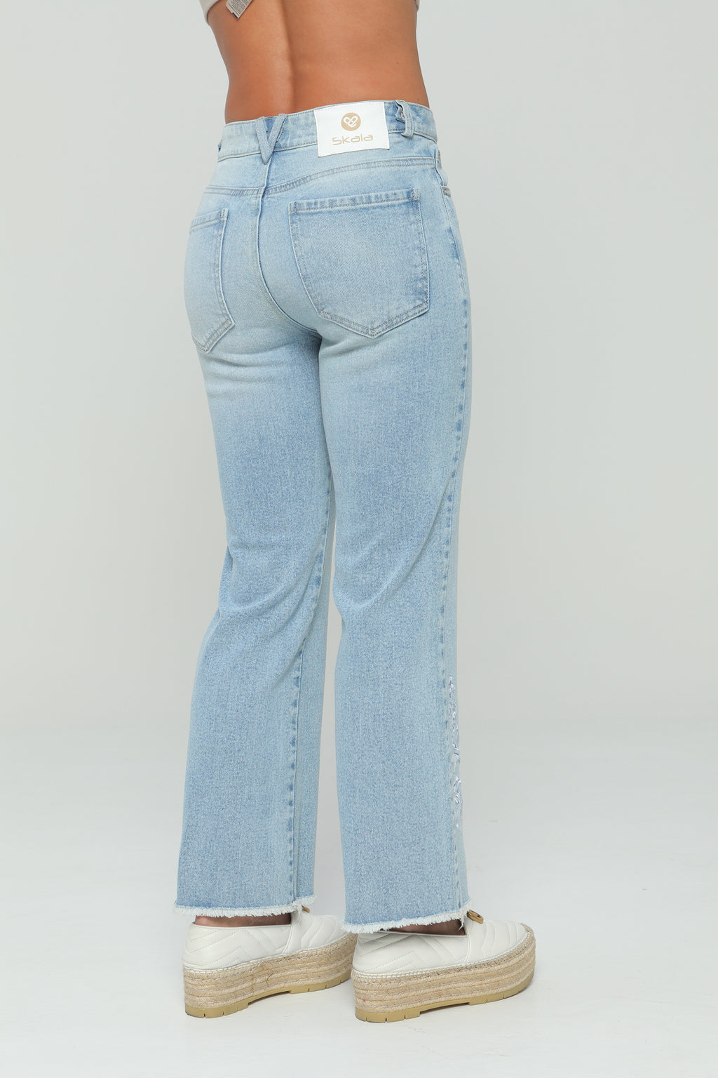 Jeans flare bordado en delantero