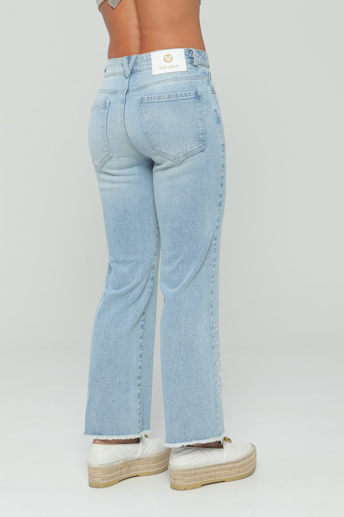 Jeans flare bordado en delantero