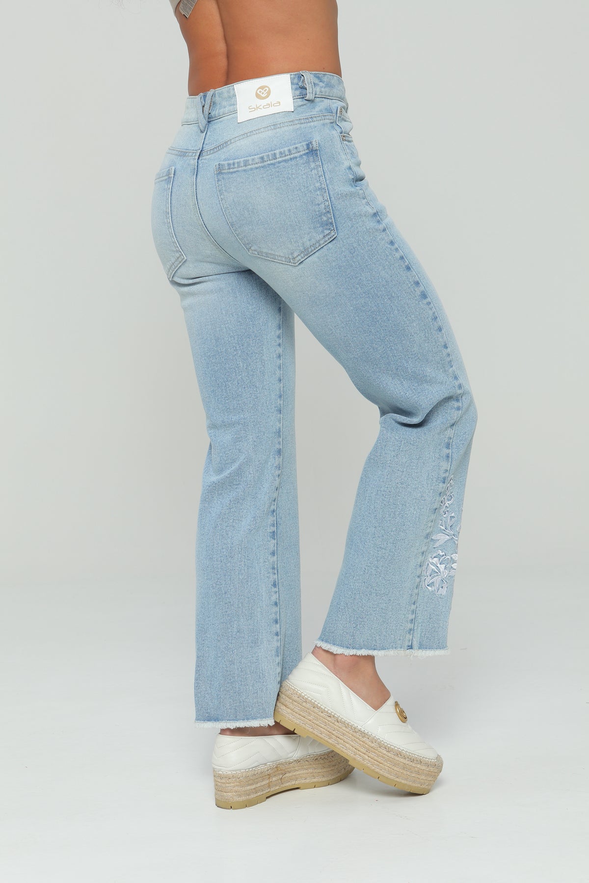 Jeans flare bordado en delantero