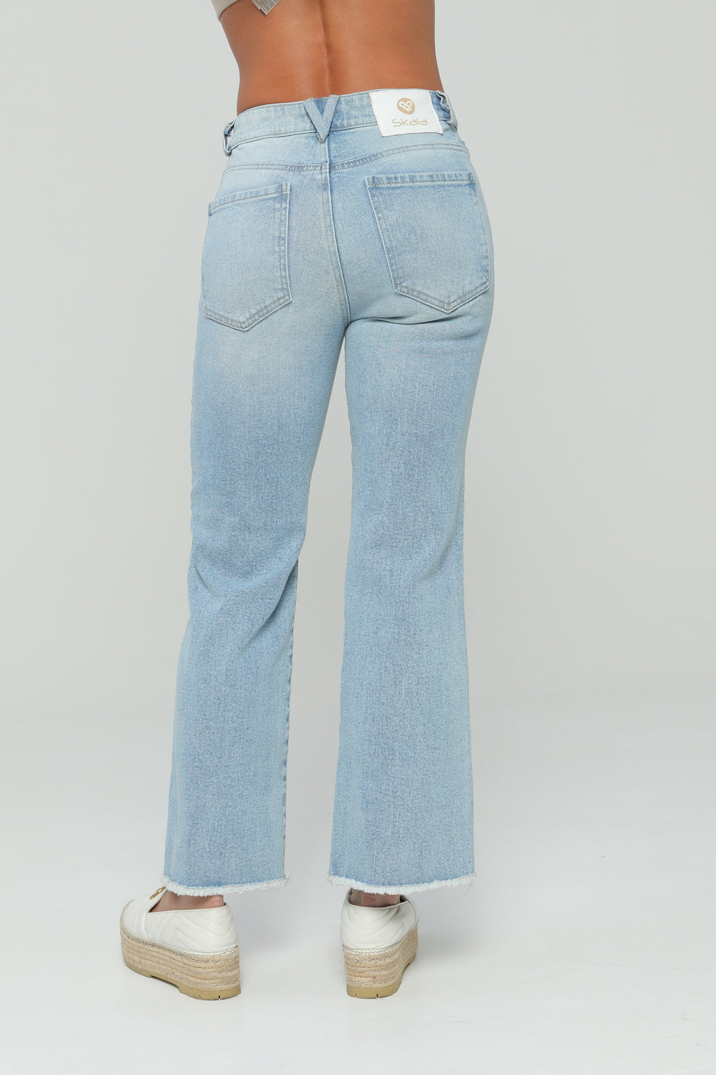 Jeans flare bordado en delantero