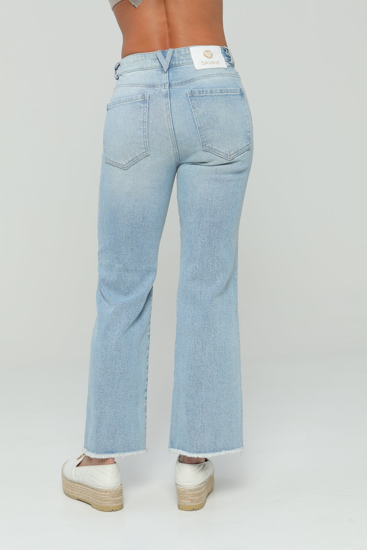 Jeans flare bordado en delantero