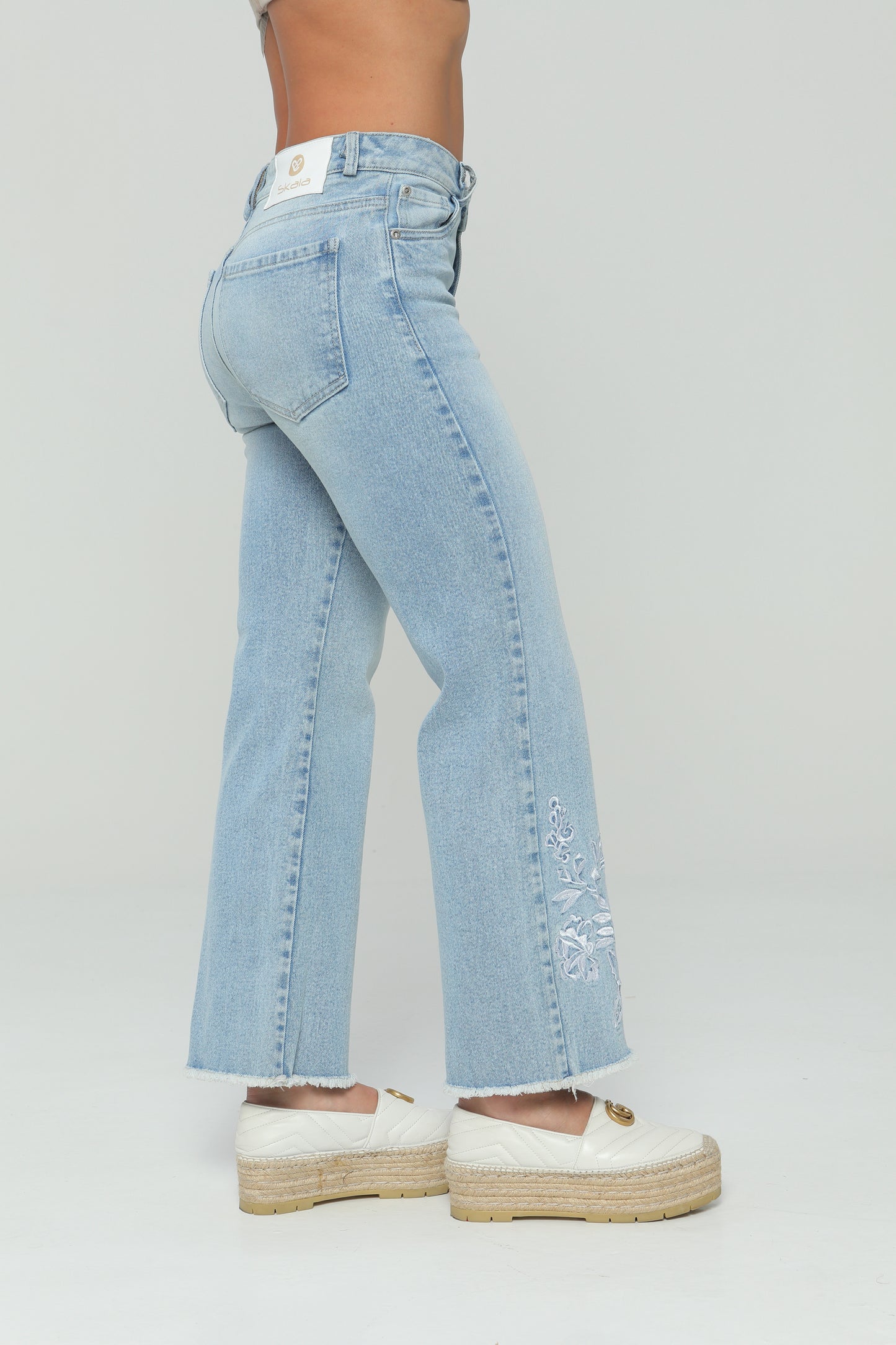 Jeans flare bordado en delantero