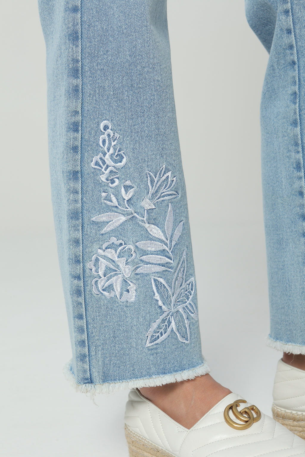 Jeans flare bordado en delantero