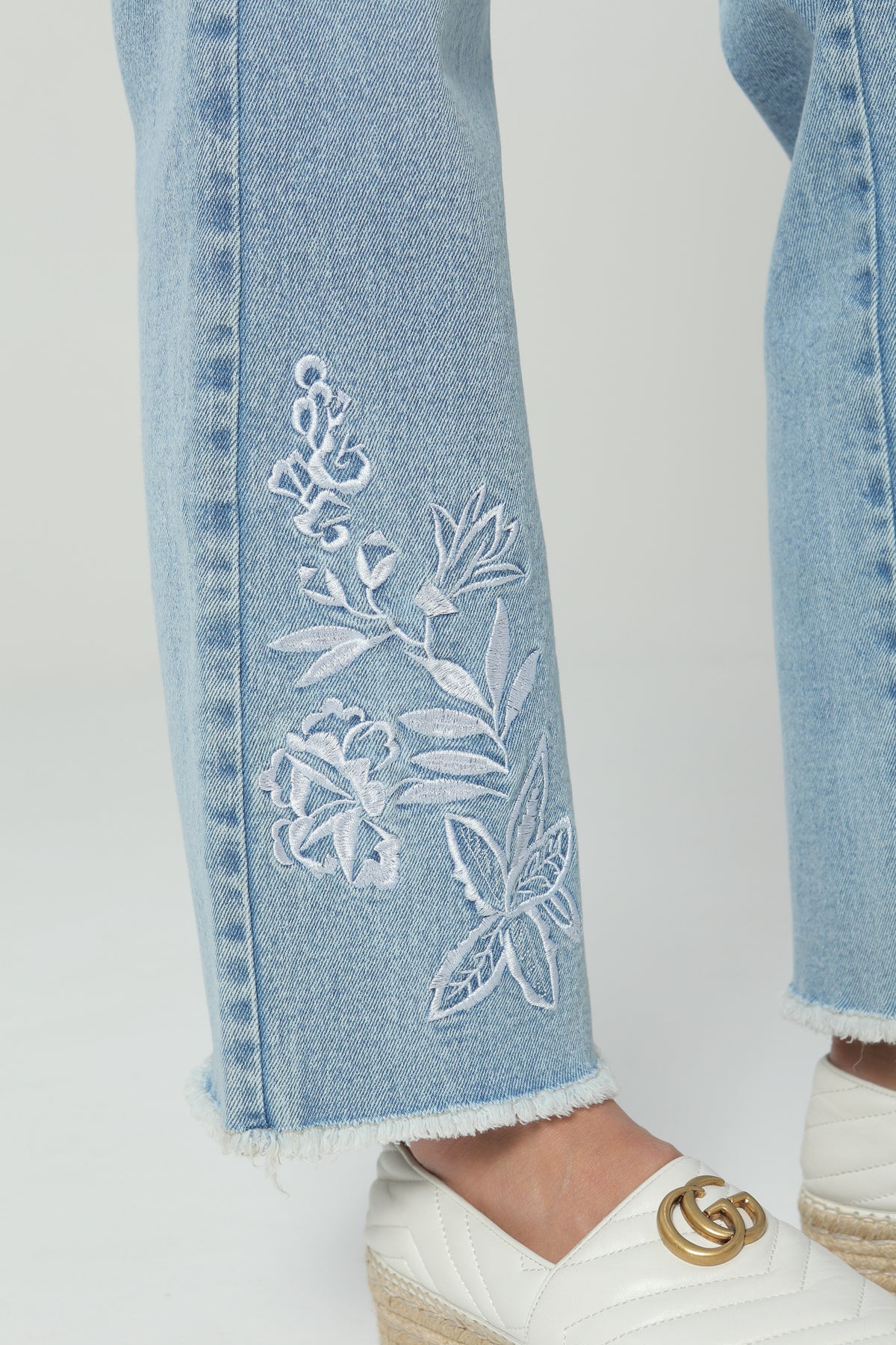 Jeans flare bordado en delantero