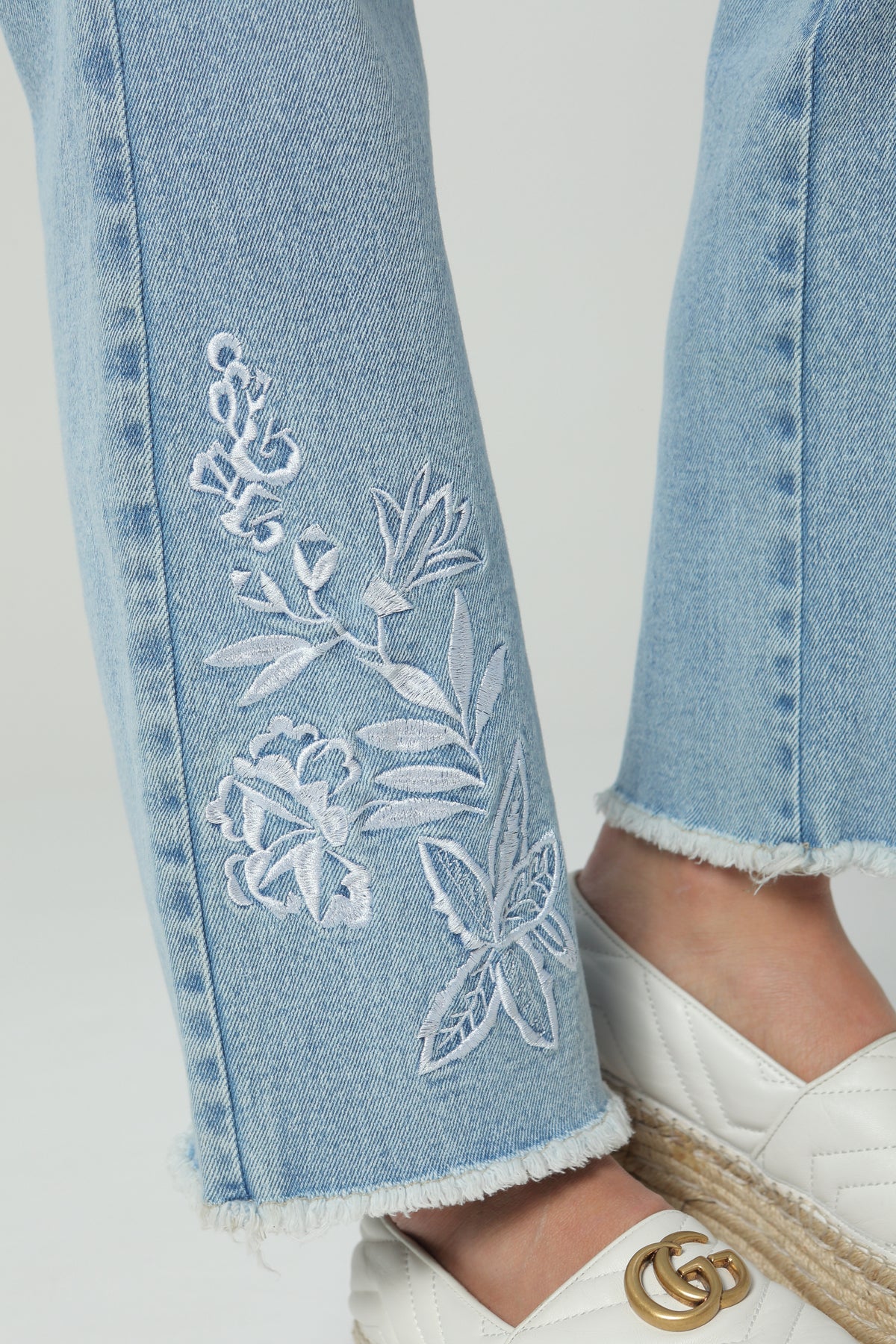 Jeans flare bordado en delantero