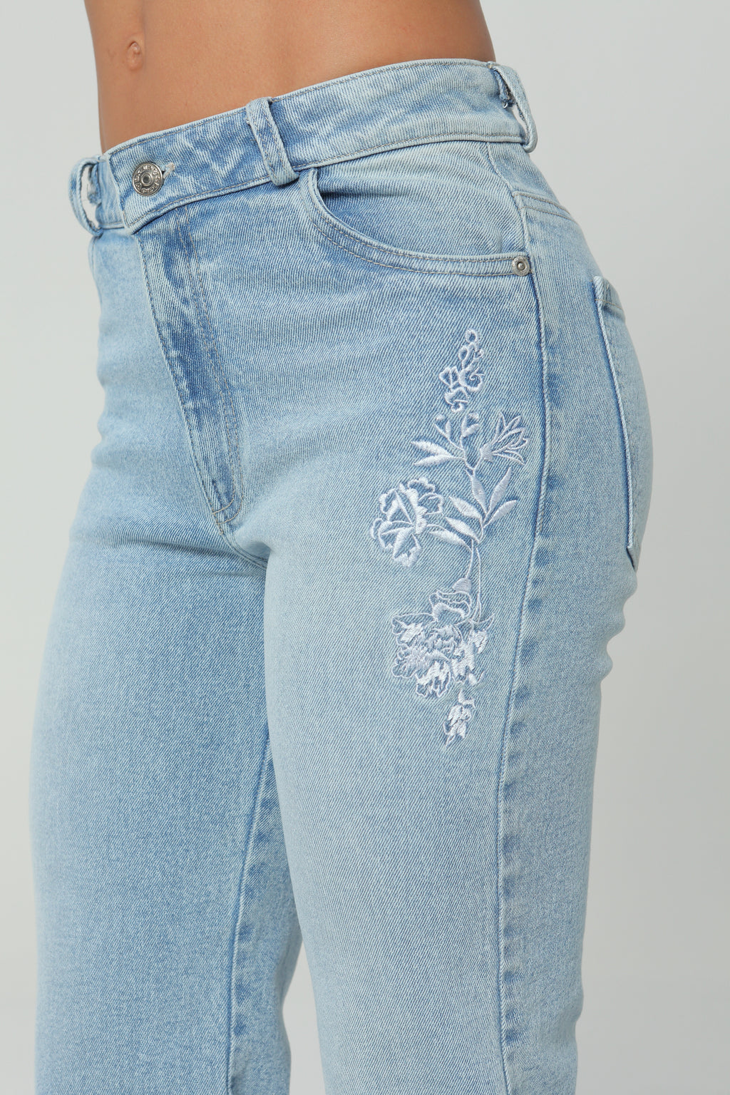Jeans flare bordado en delantero
