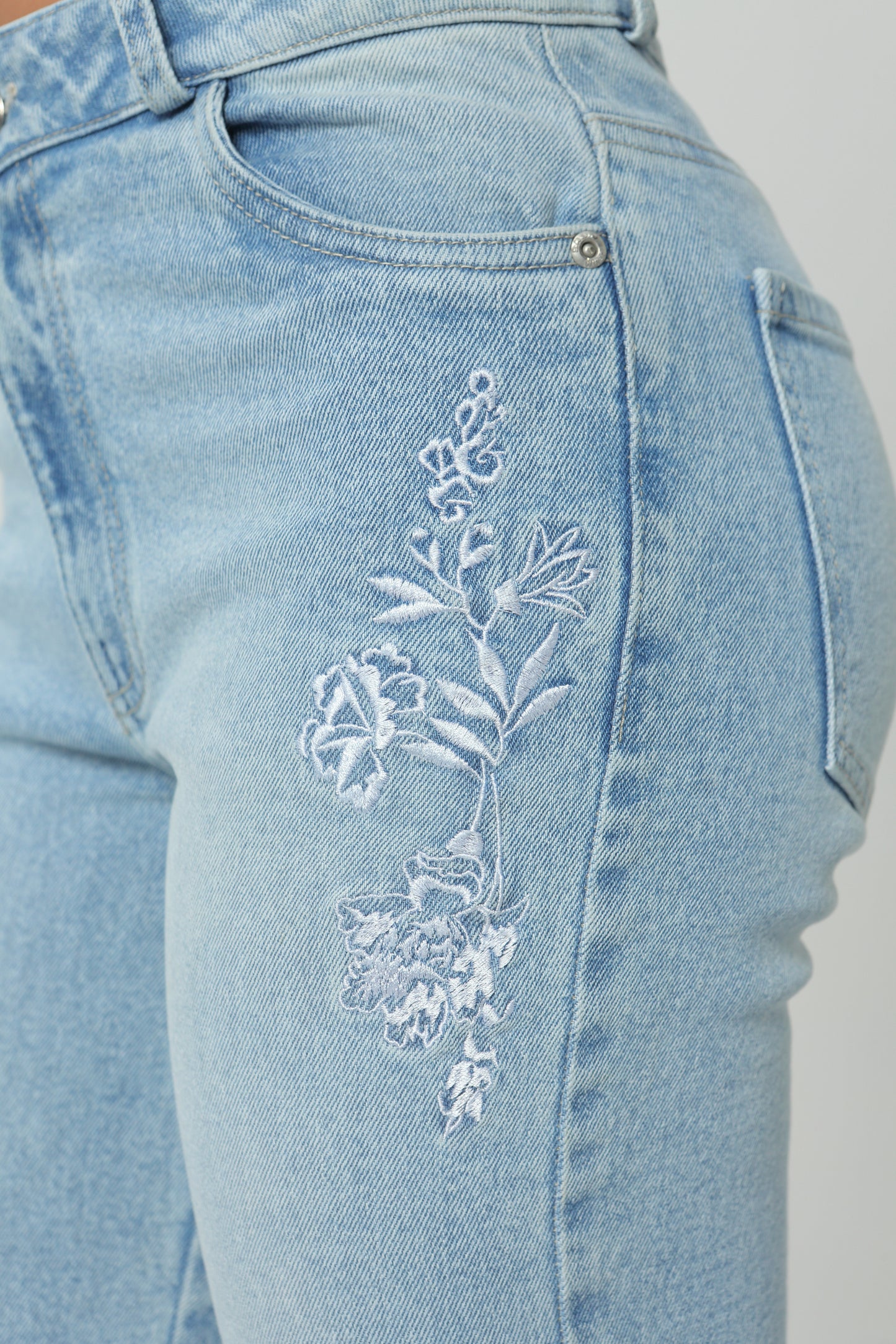 Jeans flare bordado en delantero