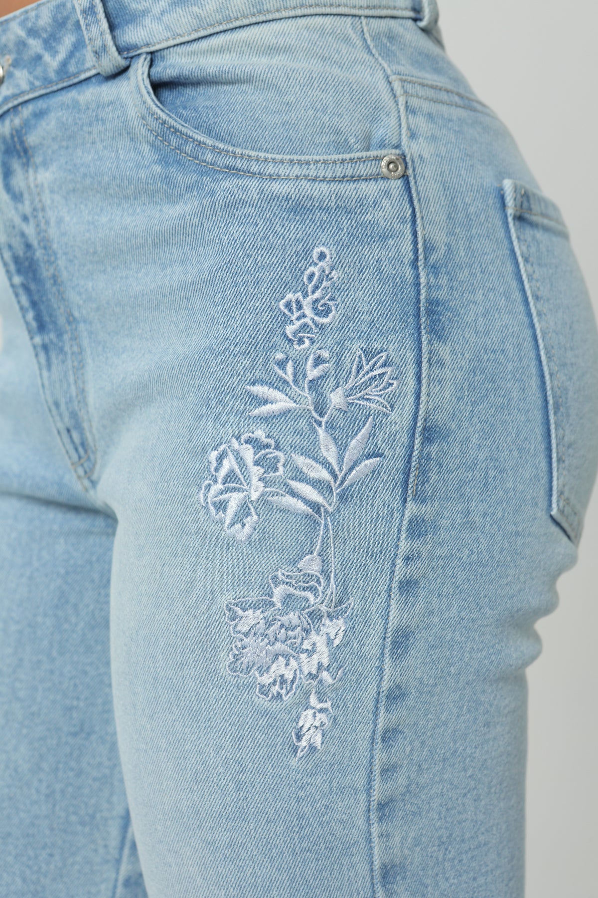 Jeans flare bordado en delantero