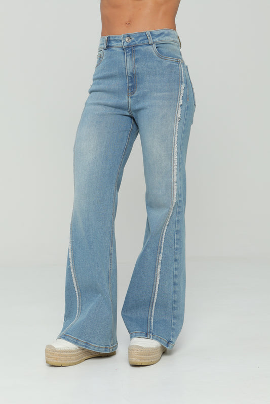 Jeans bota campana con corte desflecado