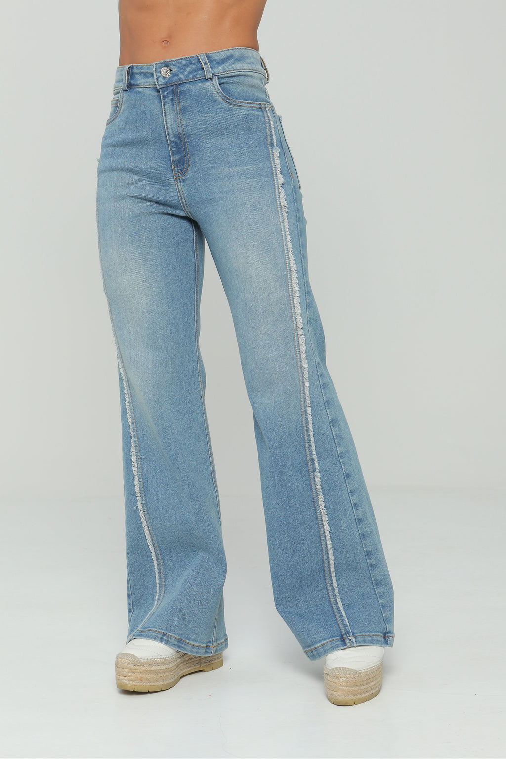 Jeans bota campana con corte desflecado