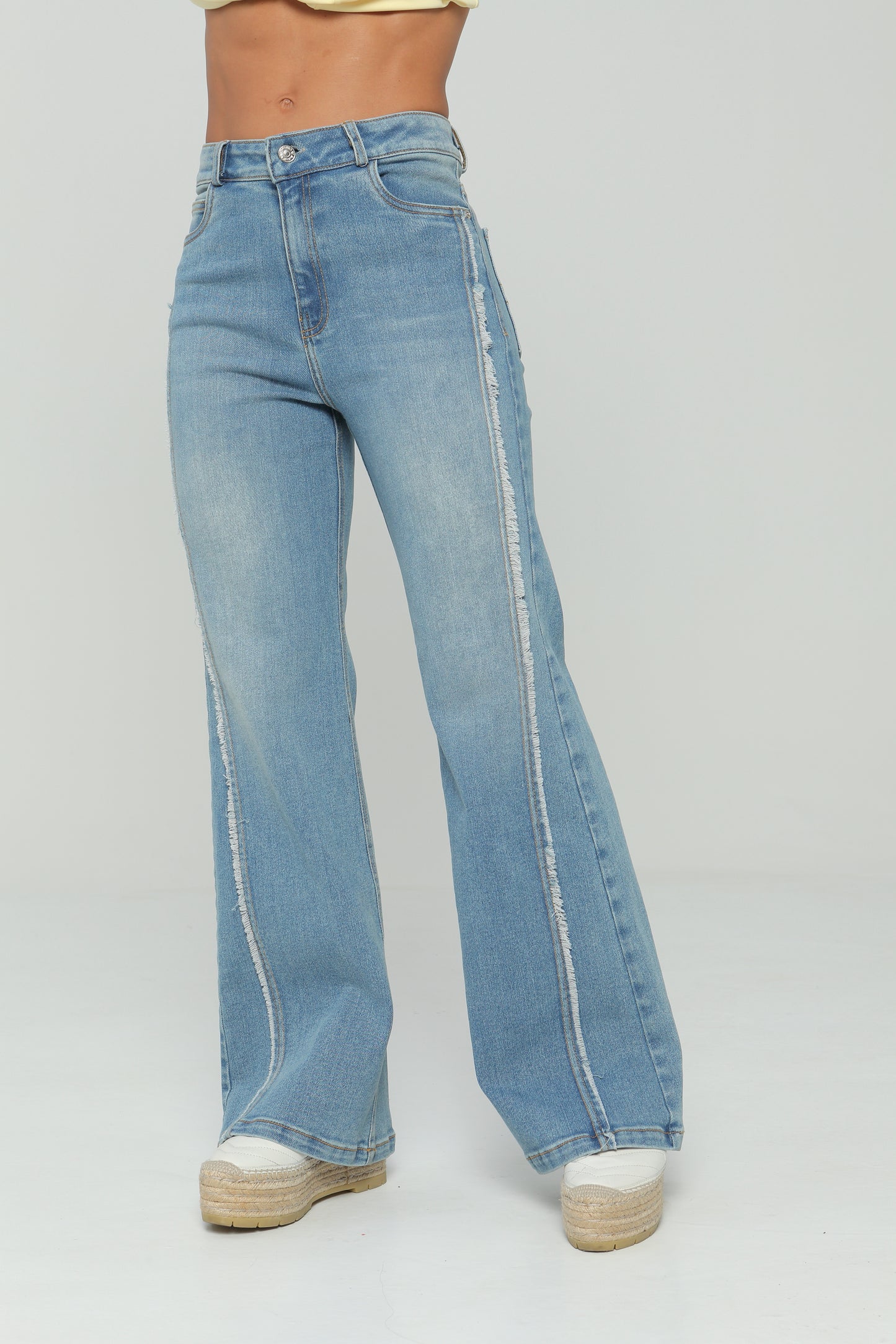 Jeans bota campana con corte desflecado