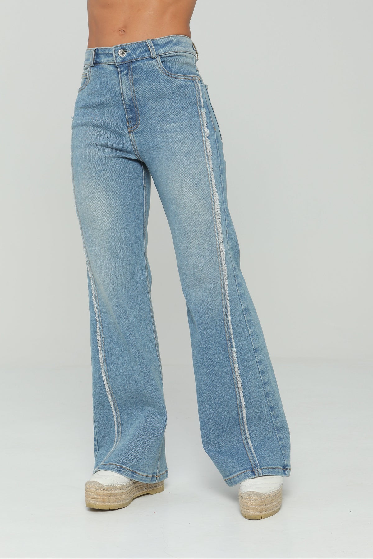 Jeans bota campana con corte desflecado