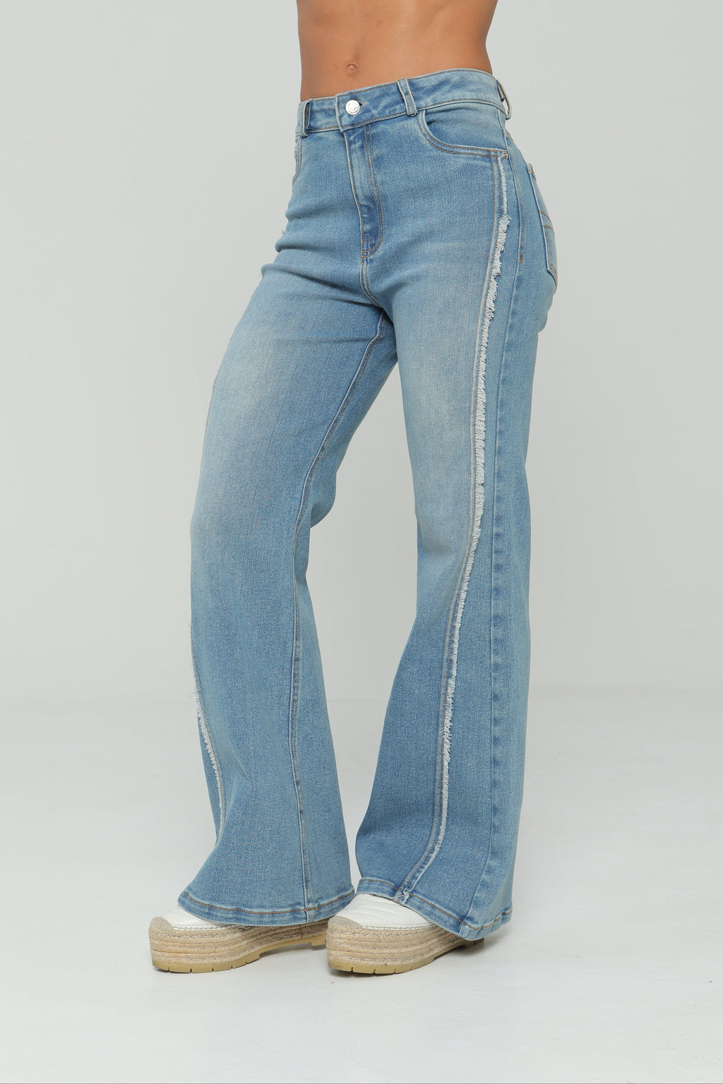 Jeans bota campana con corte desflecado