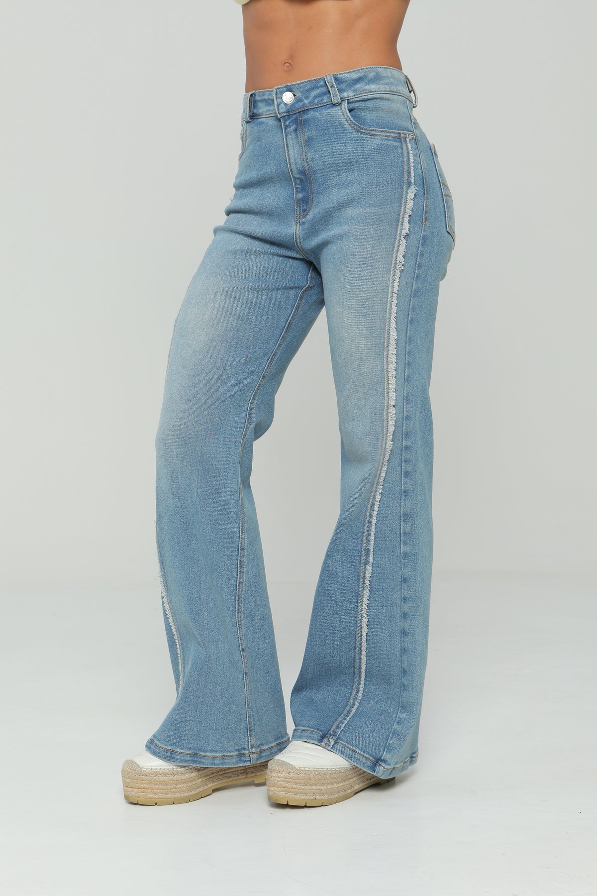 Jeans bota campana con corte desflecado