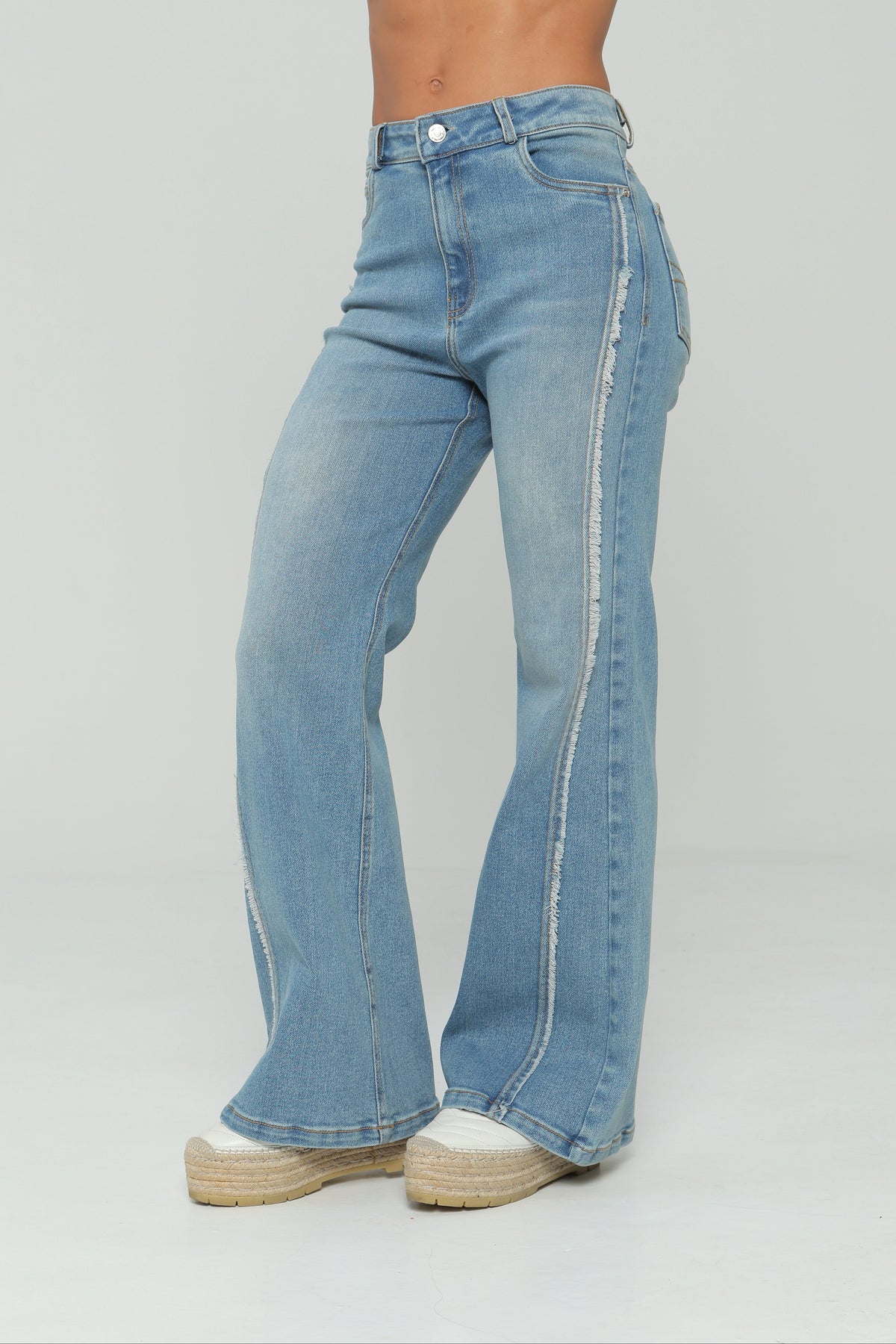 Jeans bota campana con corte desflecado