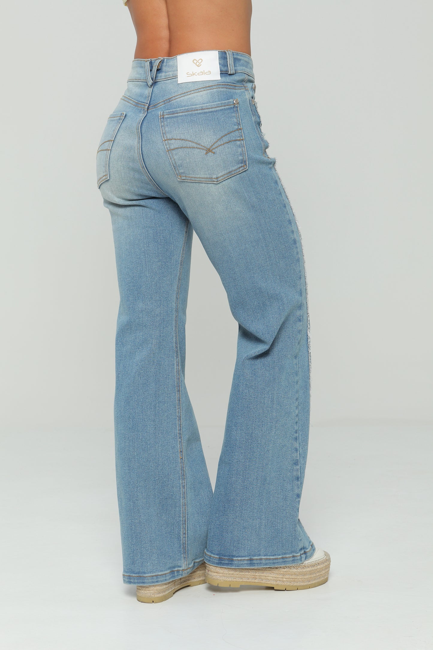 Jeans bota campana con corte desflecado