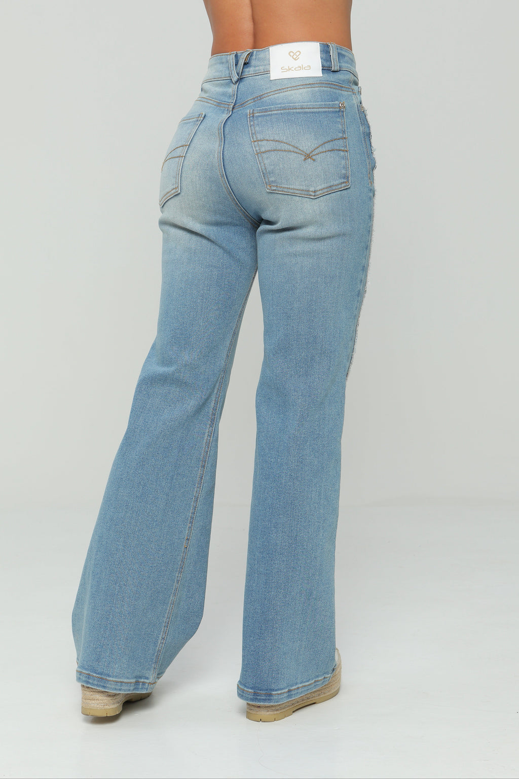 Jeans bota campana con corte desflecado