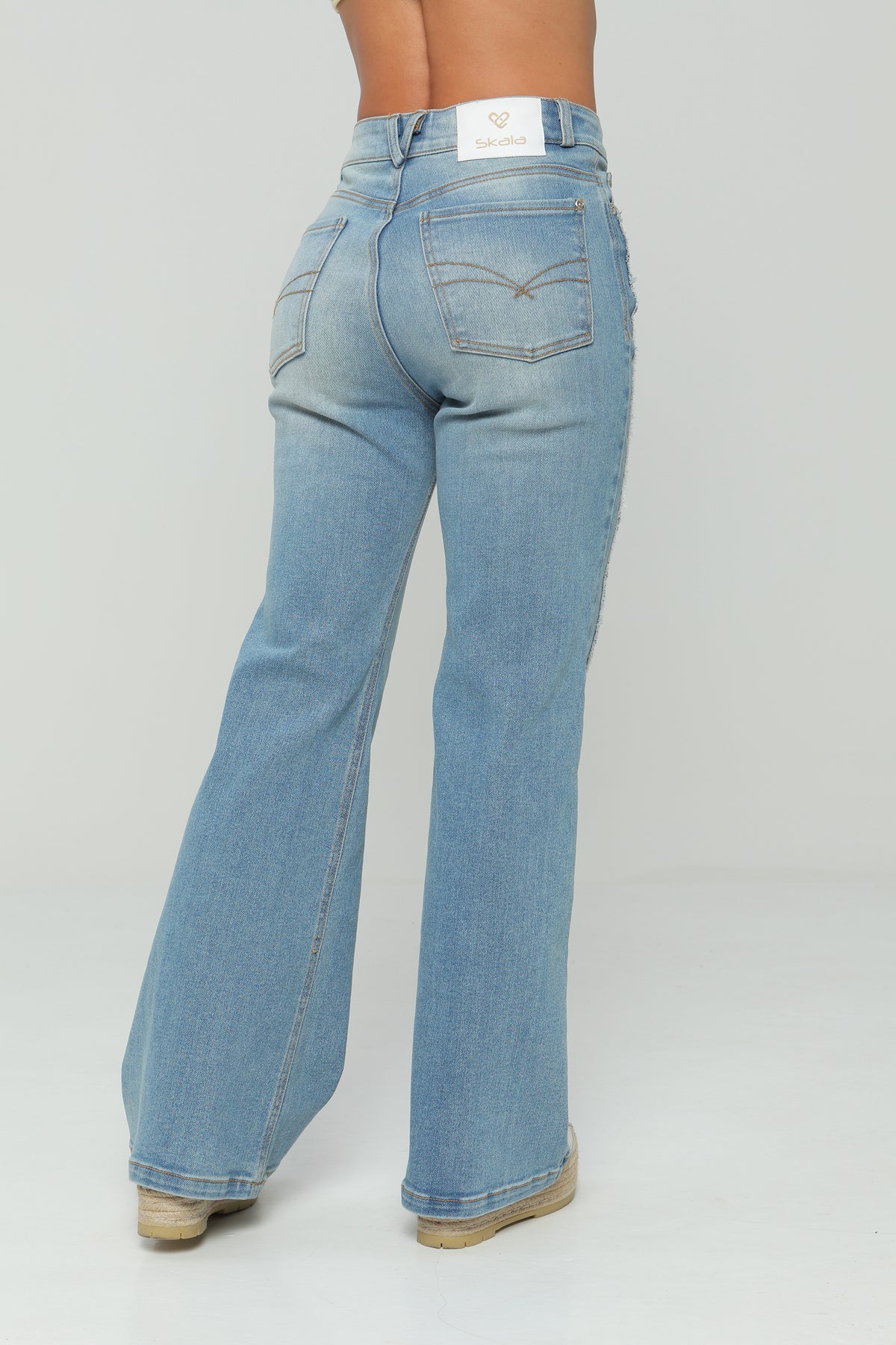 Jeans bota campana con corte desflecado
