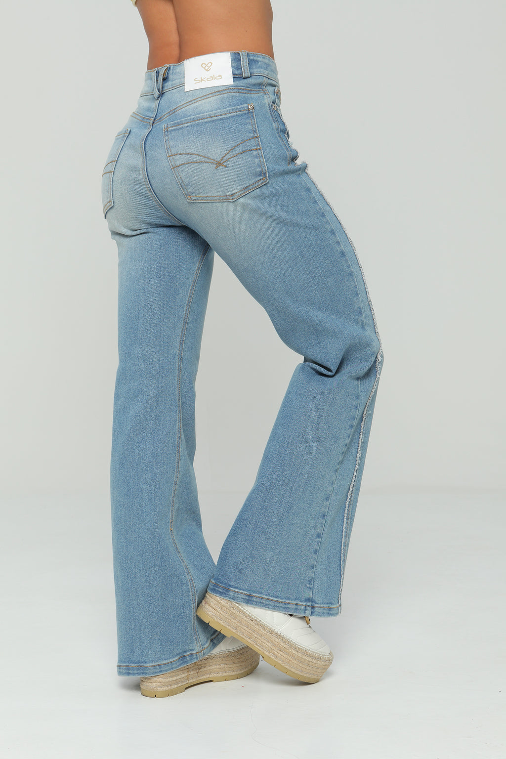 Jeans bota campana con corte desflecado