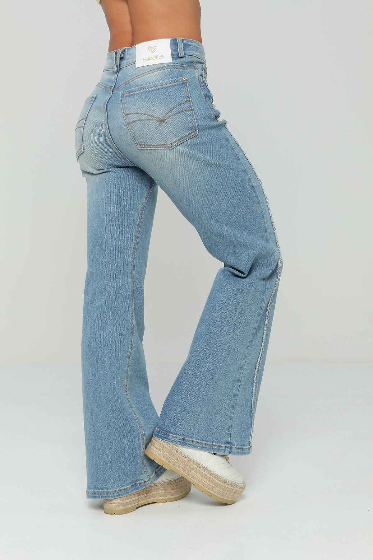 Jeans bota campana con corte desflecado