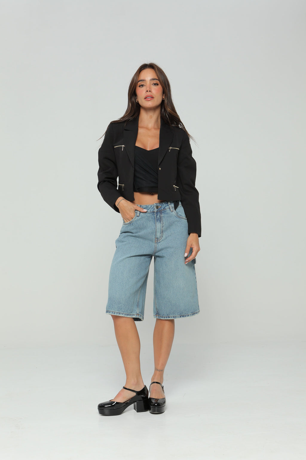 Blazer Corto con Cierres Decorativos
