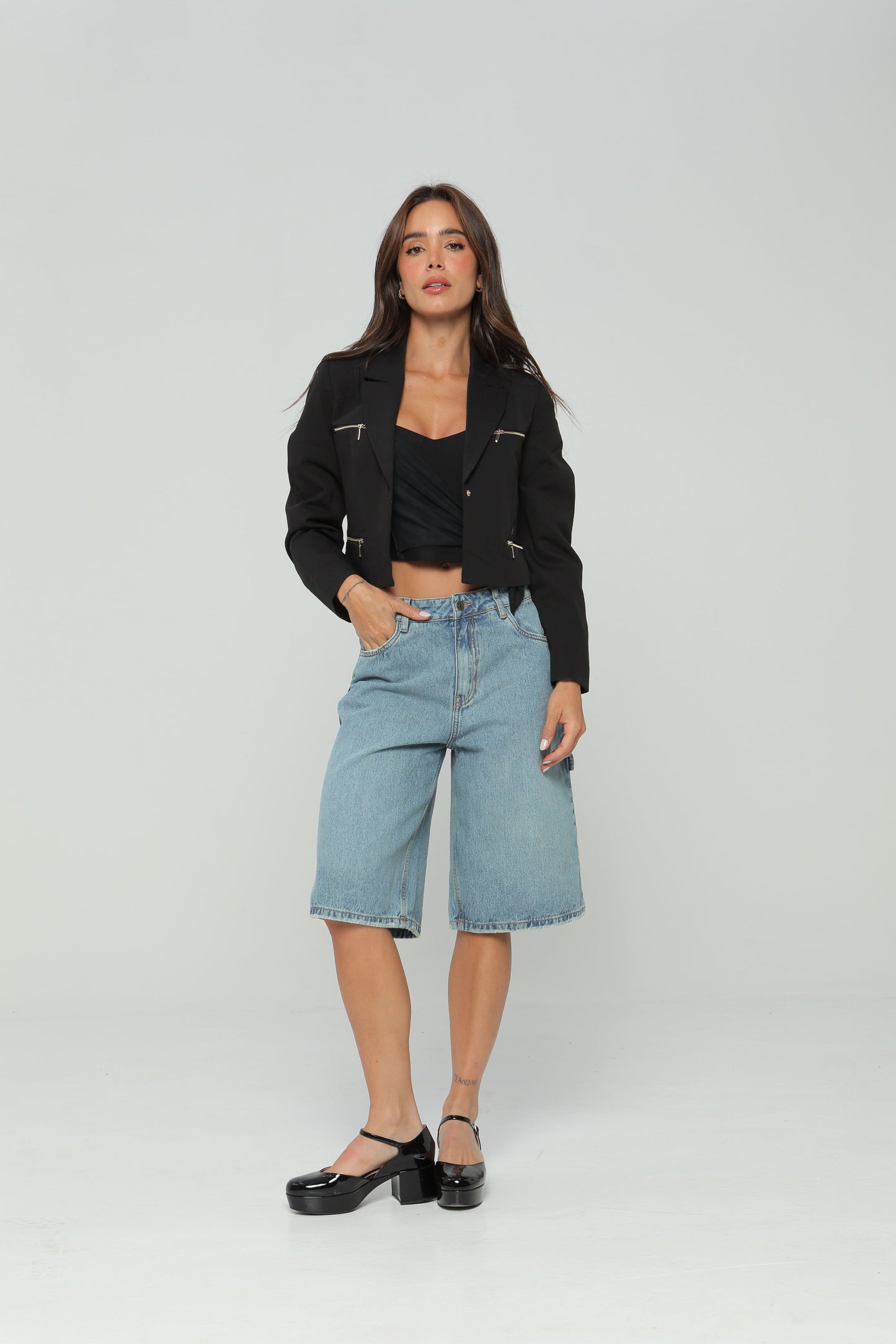 Blazer Corto con Cierres Decorativos