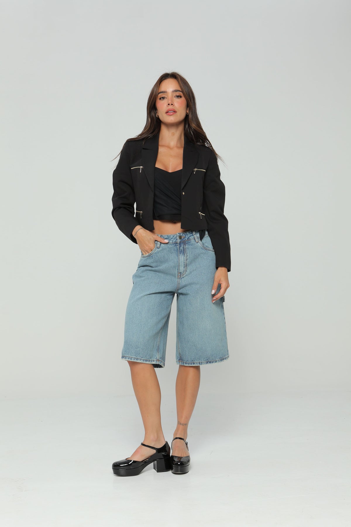 Blazer Corto con Cierres Decorativos